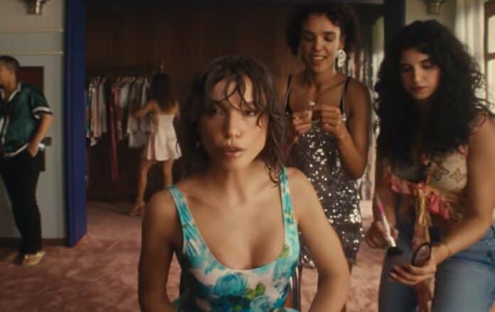 Gülşen Koyu Renk Saçlarıyla Yeni Bir İmaj Sergiledi