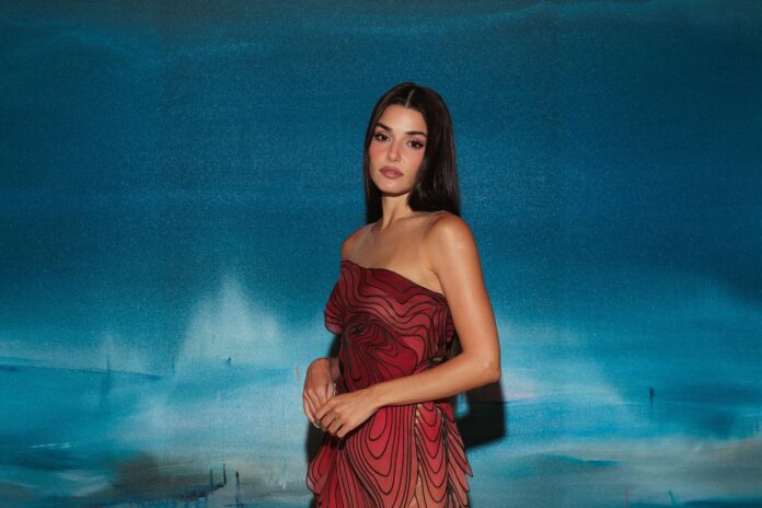 Hande Erçel Paris Moda Haftası'na Kırmızı-Siyah Tarzıyla Damga Vurdu