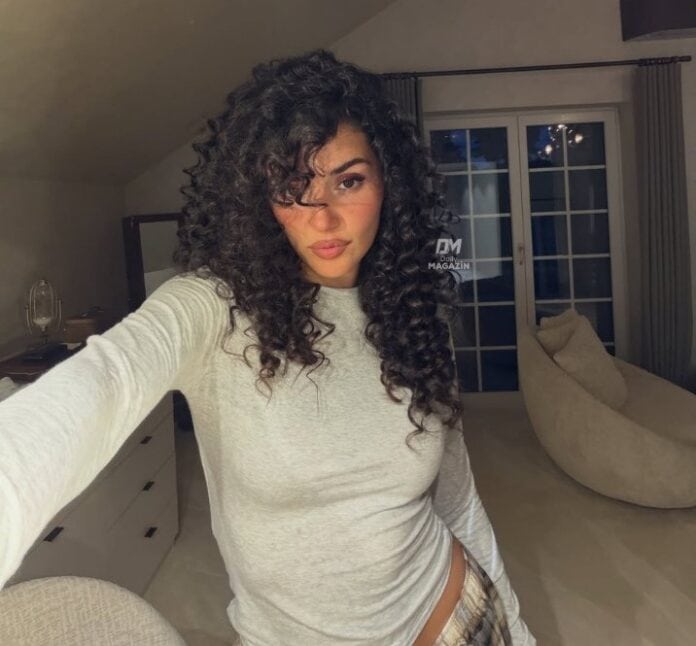 Hande Erçel'in Yeni Paylaşımındaki Not Dikkat Çekti