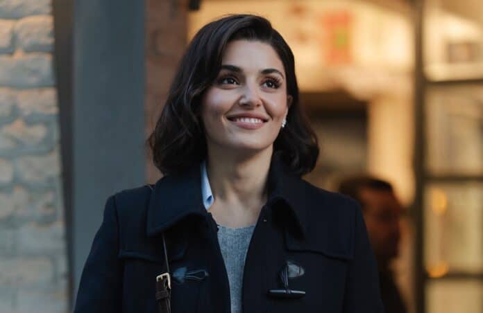 Hande Erçel'in Paylaşımındaki Çantanın Değeri Dikkat Çekti