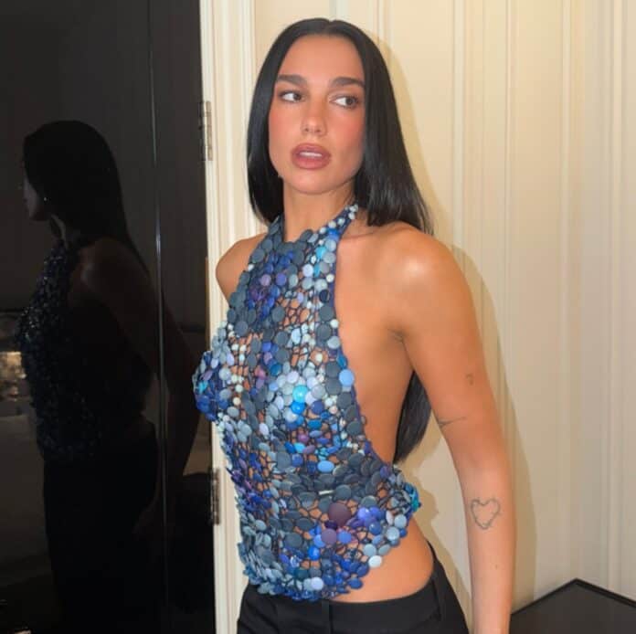 Dua Lipa'nın 740 Düğmeli Özel Tasarım Büstiyeri