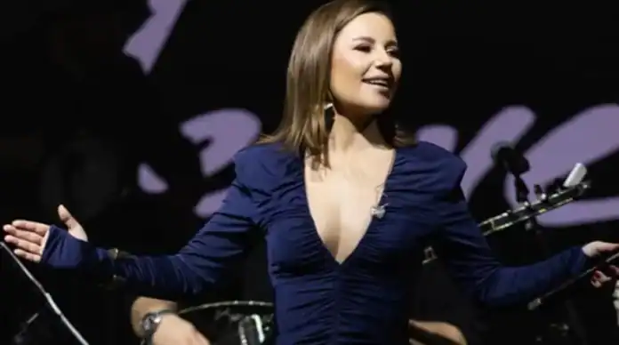 Merve Özbey sahneden düşerek ayağını kırdı