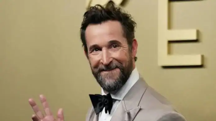 Noah Wyle, People dergisinin 2026 yılının yaşayan en çekici erkeği unvanını aldı