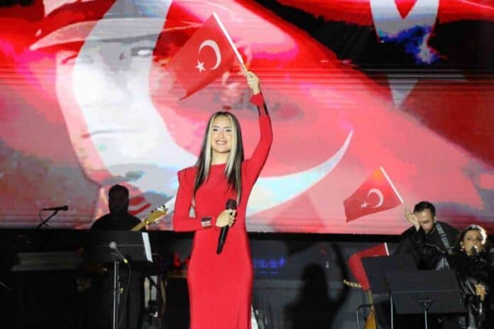 Hande Ünsal Amasya Çelebi Mehmet Kent Meydanı'nda elinde Türk bayrağıyla sahnede