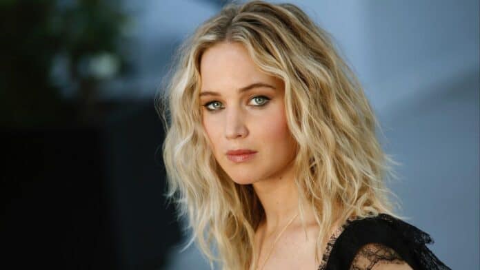 Oscar ödüllü oyuncu Jennifer Lawrence'ın estetik operasyonlarını anlattığı röportaj