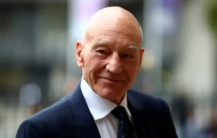 Patrick Stewart'ın Star Trek'te Kaptan Jean-Luc Picard olarak yer aldığı bir kare