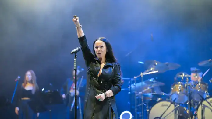 Şebnem Ferah, Bursa'da verdiği konserde sahnede