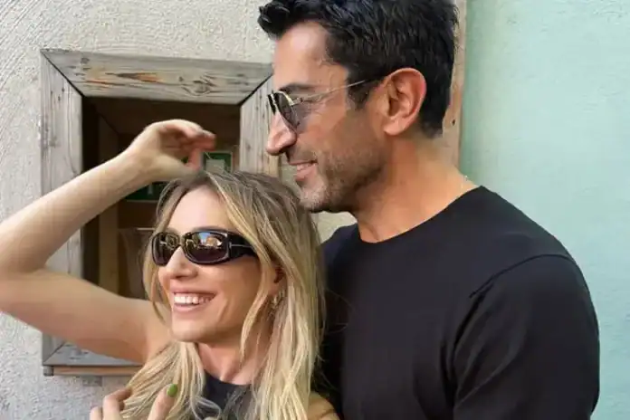 Sinem Kobal'ın kızları Lalin ve Leyla evde yer sofrasında hamur açmayı öğrenirken