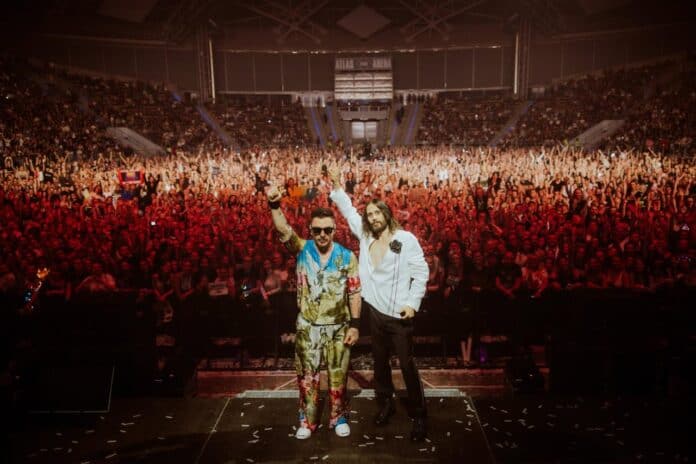 Thirty Seconds to Mars solisti Jared Leto konserde sahnede